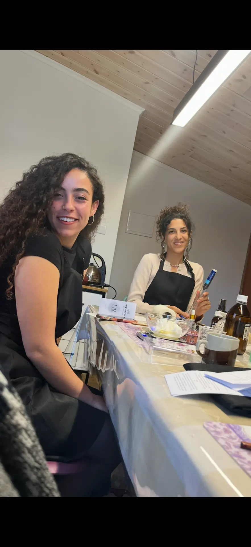 משתתפות בסדנת רוקחות טבעית בסטודיו ליב