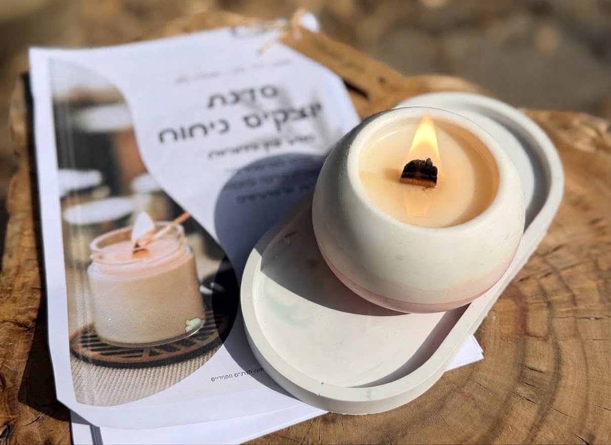 נר ארומתרפי דלוק בכלי בטון בגוון רוז עם מגש תחתית