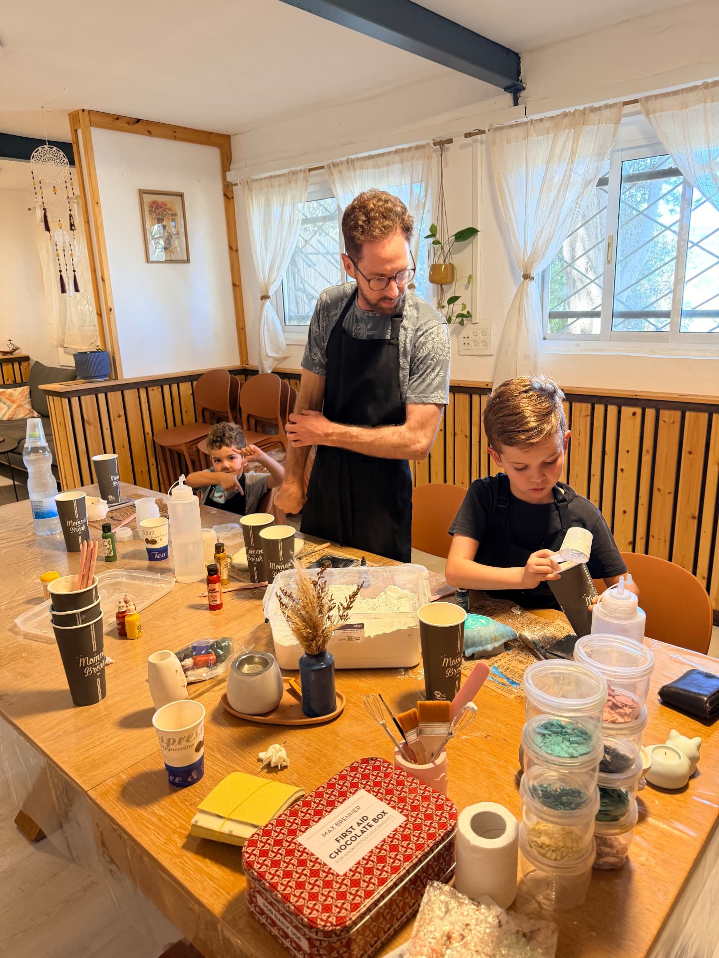משתתפים יוצקים חומרי גלם לשולחן סדנת הבטון והטרצו