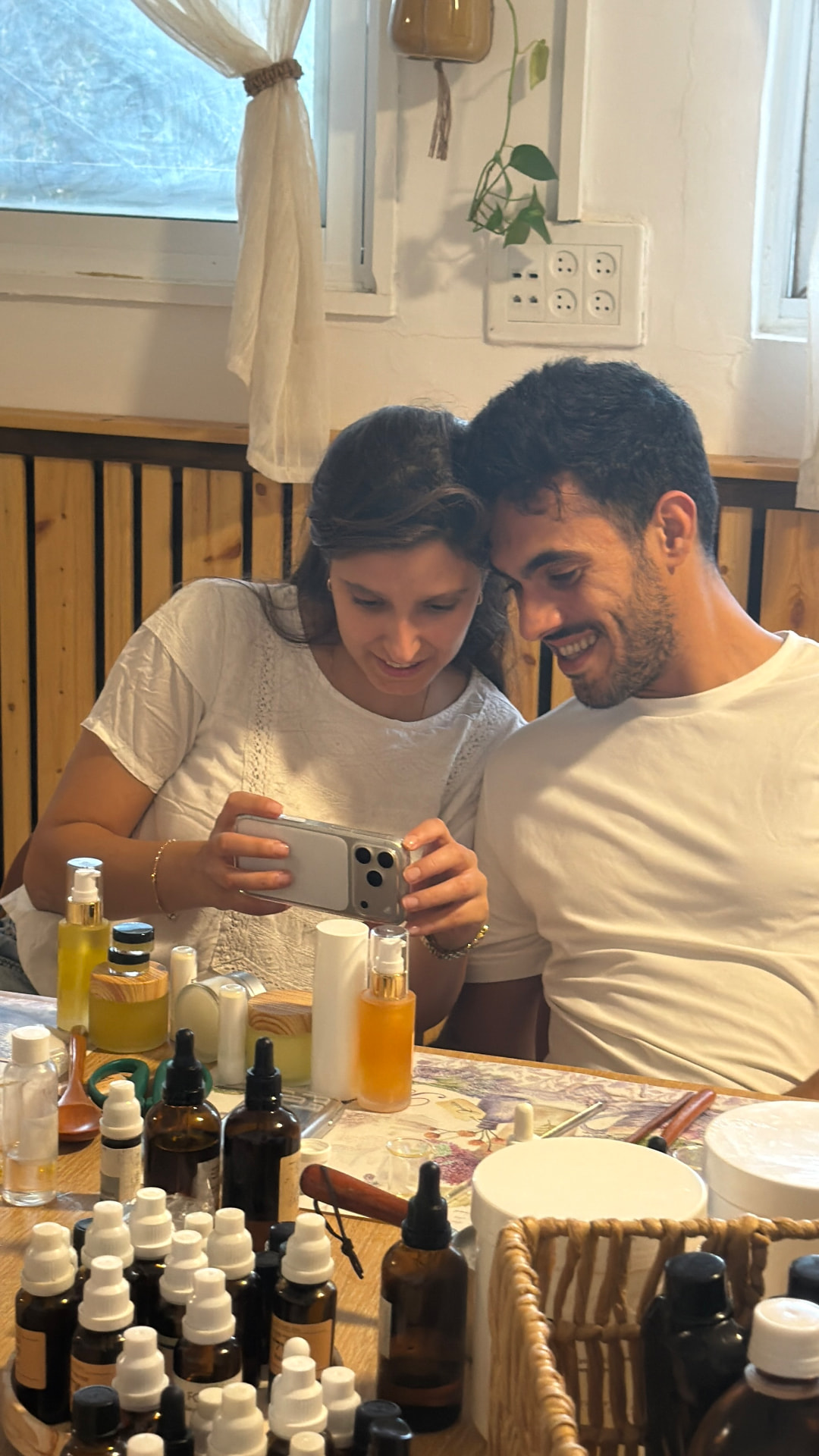 משתתפים מצלמים את התכשירים שרקחו בסוף סדנת הרוקחות
